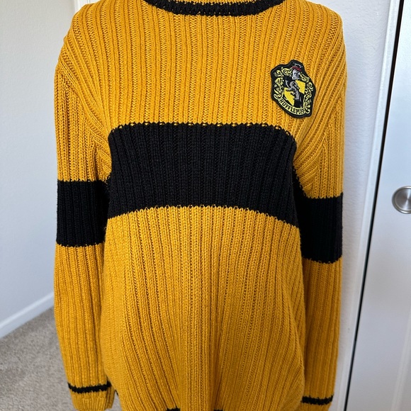 Wizarding Word Harry Potter Hufflepuff Quidditch Sweater - Picture 5 of 6